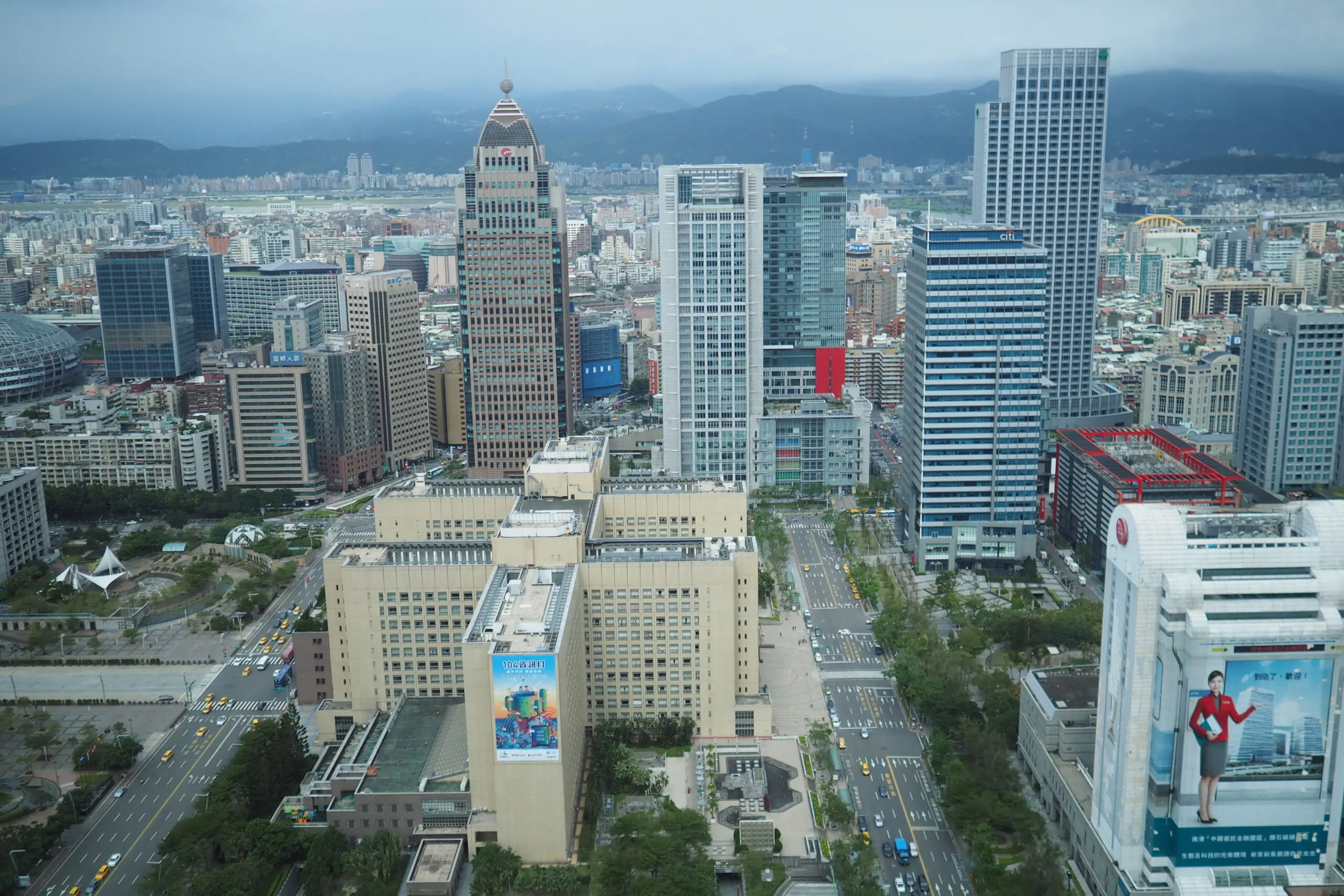 Taipei skyline with the Taipei 101 tower at dusk.