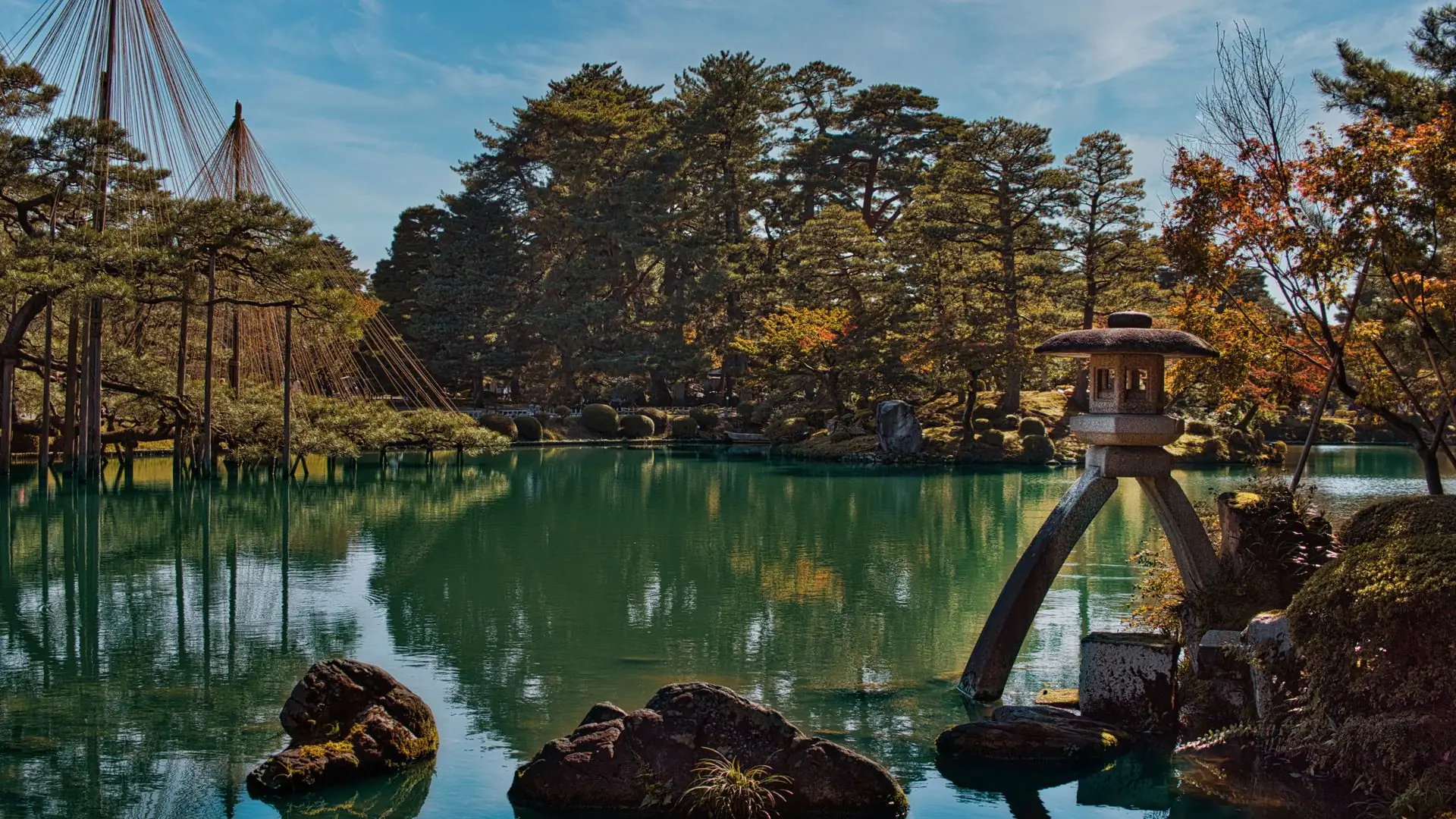 The Kotoji lantern and snow-protection ropes over the pond in Kenrokuen garden, Kanazawa